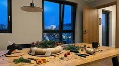 Ein Weihnachtskranz, der lange hält: So machst du ihn in 5 Schritten selbst