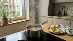 Ein Topf mit Zitronenschale und Lorbeer: schneller Raumduft – und was er wirklich bringt