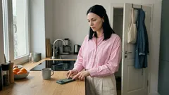 Warum Sie nach der Trennung den Namen doch wieder eintippen – und wie Sie langsam wieder Halt finden