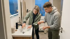 Wenn der Abfluss gluckert und das Wasser stehen bleibt: Diese Hausmittel helfen oft schnell