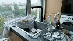 Make-up-Flecken aus Kleidung entfernen: Diese Hausmittel helfen, ohne den Stoff zu ruinieren