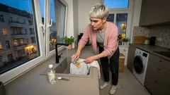 Flecken und muffige Gerüche aus Kleidung bekommen: Die wichtigsten Wasch- und Vorbehandlungsgriffe