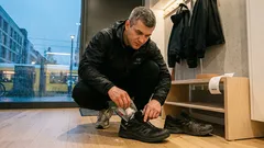 Wenn Schuhe muffeln: Was wirklich dahintersteckt – und 7 Hausmittel, die helfen