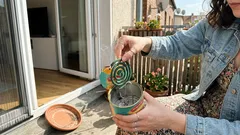 Pfirsichdosen statt Wackelhalter: So baust du einen sicheren Mückenspiralen-Halter – und was abends zusätzlich hilft