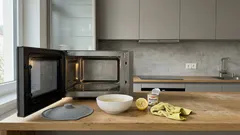 Schnell und ohne Spezialreiniger: So wird deine Mikrowelle wieder frisch – mit einem einfachen Küchen-Trick