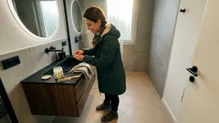 Kleine Änderungen, große Wirkung: So bekommst du Frizz im Alltag in den Griff