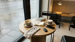 Wegschauen im Gespräch: Warum weniger Blickkontakt oft mehr Zuhören bedeutet