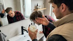 Strohige Haare im Herbst: Das Kokosöl-Ritual, das Längen wieder glättet